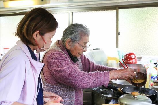 食事の準備・掃除・洗濯など、日常生活の援助ができます。